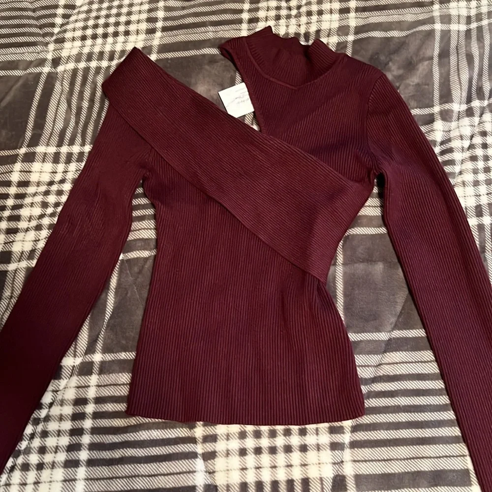 HP!! 🎉NWT Cut out mock neck sweater - Picture 3 of 4